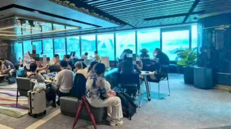 （中港城3座某保司内部等候签约的投保人。受访者供图）