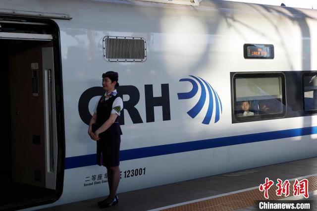 7月2日晚,在d982次高铁动卧列车车厢外,列车长等待旅客的到来