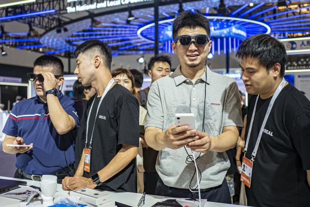 2024年7月4日,上海,2024宇宙东说念主工智能大会,不雅众在XREAL展台体验眼镜。视觉中国 图