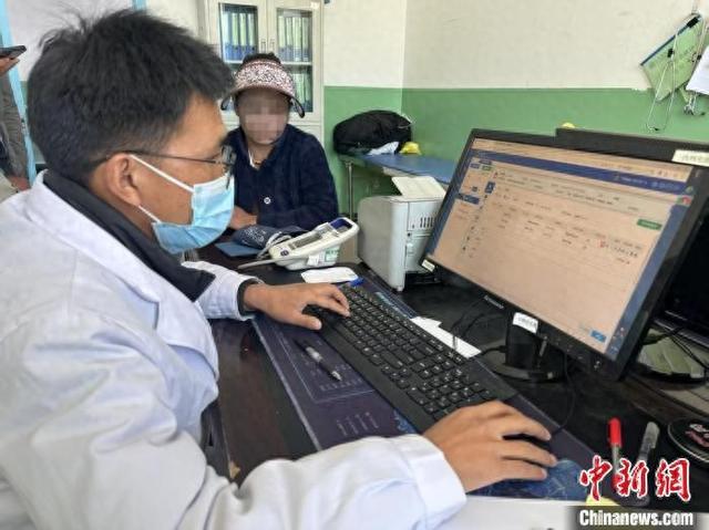 色尼本地医生用AI辅助诊疗系统为患者诊疗。杭州援藏医疗队供图