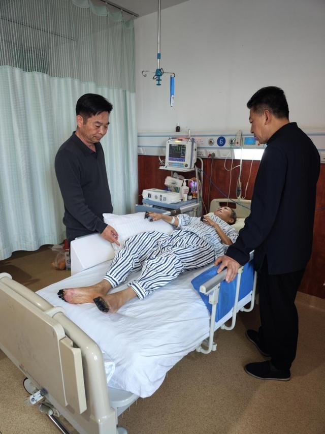 池明星老师（左一）为患者调理身体