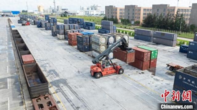 图为钦州铁路集装箱中心站内，一台正面吊正在装卸集装箱货物。陈磊 摄