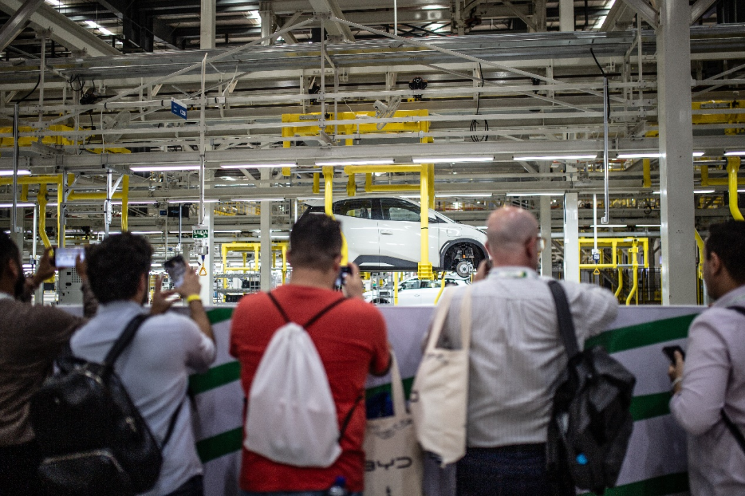 嘉宾在比亚迪巴西乘用车工厂首车下线仪式期间拍摄工厂内照片，仪式于当地时间7月1日在巴西巴伊亚州卡马萨里举行。