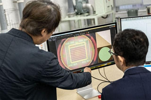 资料图：研究人员正在改进半导体芯片设计 彭博社