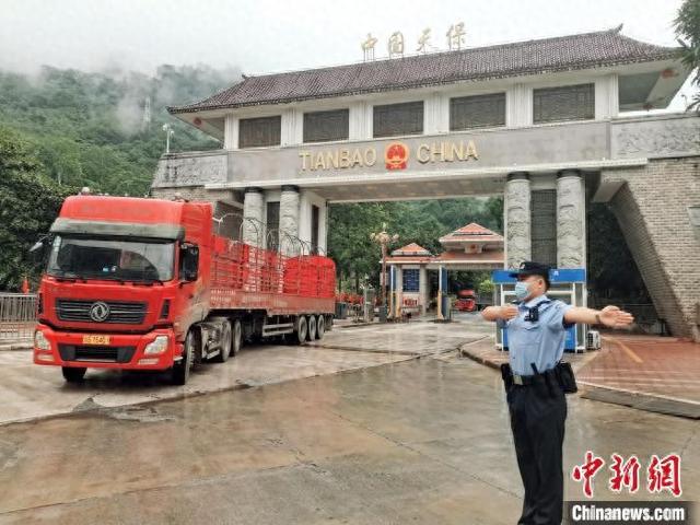 运输车辆通过中越边境天保口岸。天保边检站 供图