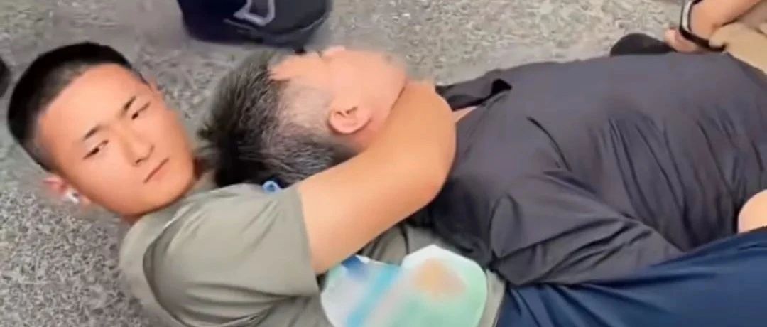 街头锁喉!这个小寸头+体能服,帅爆了