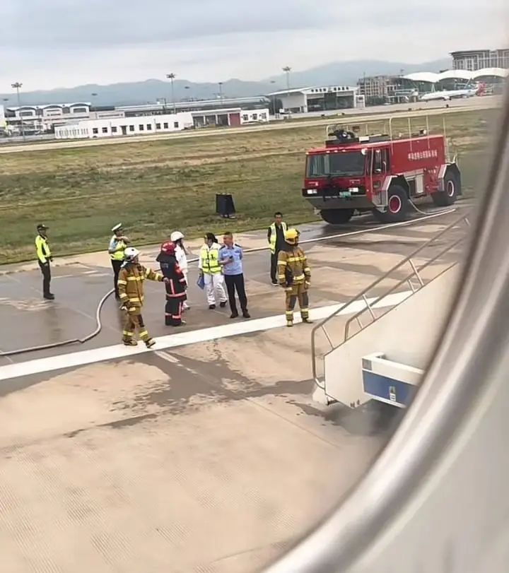 网友称飞机紧急刹停后消防公安救护赶到现场疏散乘客。网络截图
