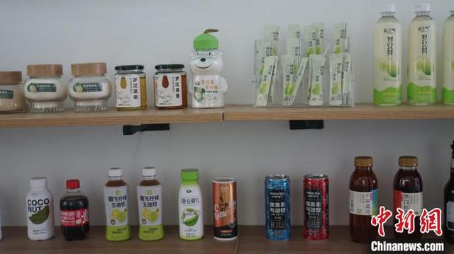 图为罗汉果甜苷及其在食品行业的部分应用展示。莫伟雯 摄