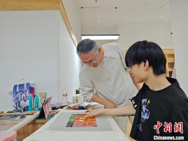 6月30日，张欣正在西安美术学院教学。杨英琦 摄