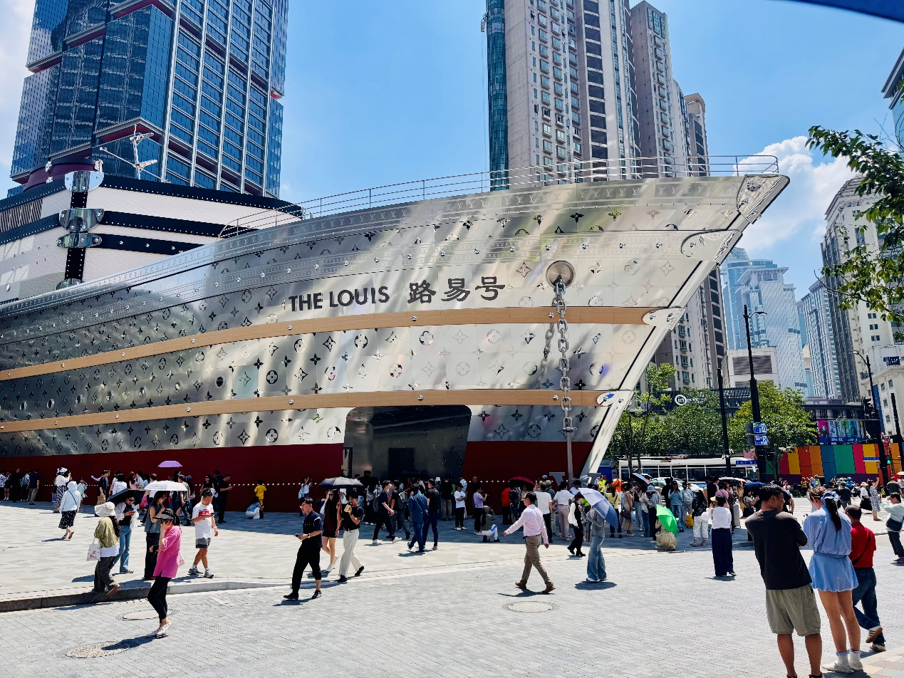全球唯一“路易号”巨轮停泊上海 南京西路锚定“全球顶级零售目的地”