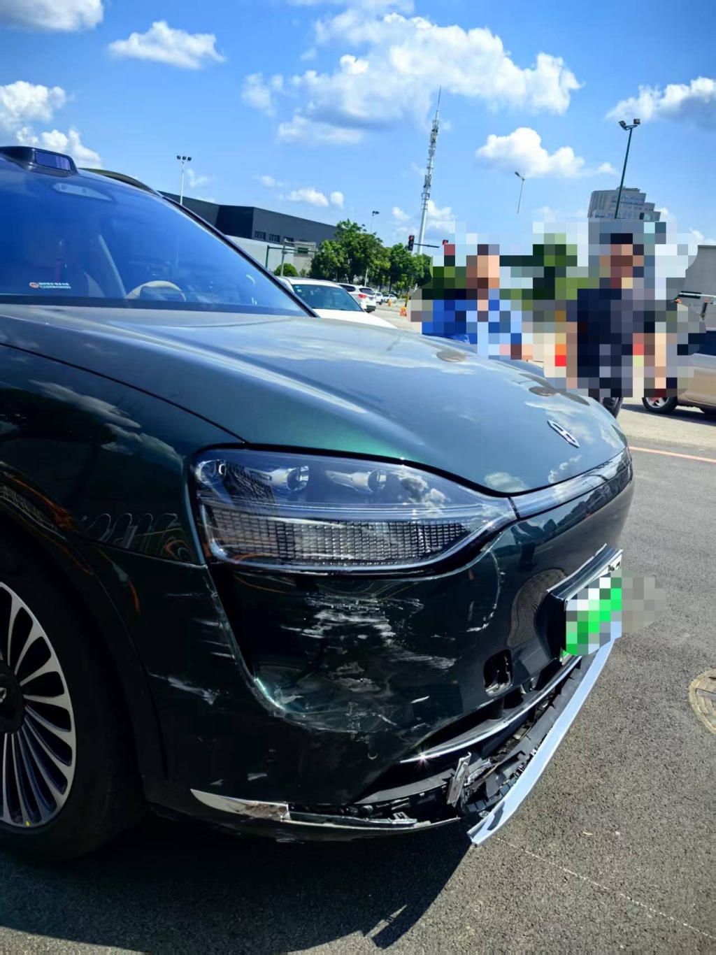 张先生的M9右前侧碰撞后。受访者供图