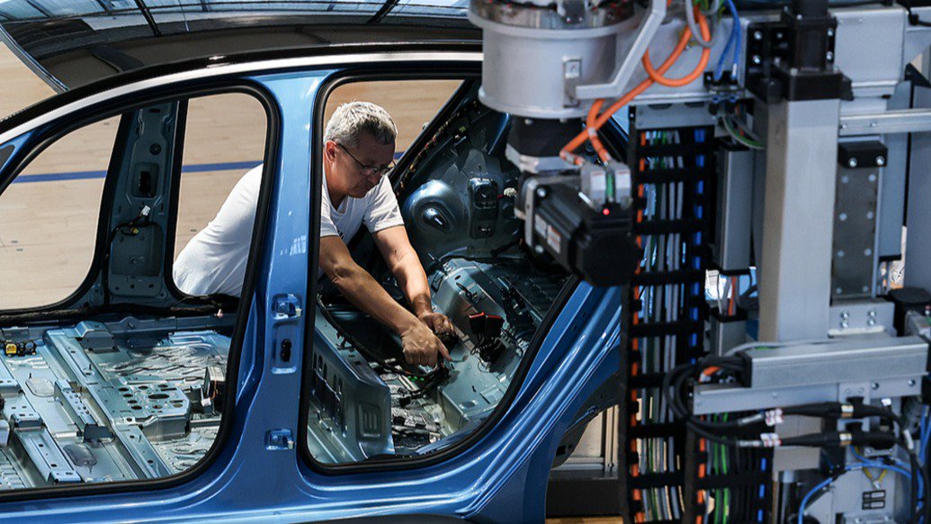 2025年5月14日，德国德累斯顿，大众汽车员工在生产线上组装ID.3车型。视觉中国 资料图