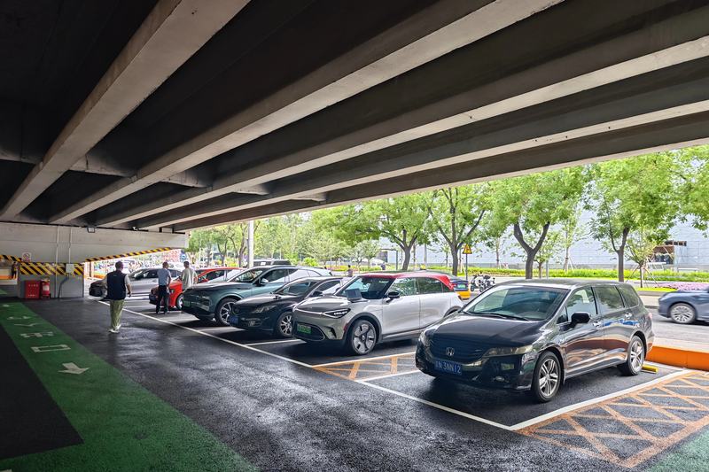 海淀区北三环联想桥下增设45个公共停车位，实施居民停车错时共享。新京报记者 王贵彬 摄