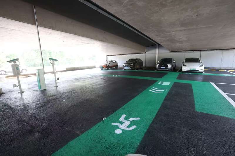 石景山区莲芳桥下新增4处社会停车场，提供110余个停车位。新京报记者 王贵彬 摄