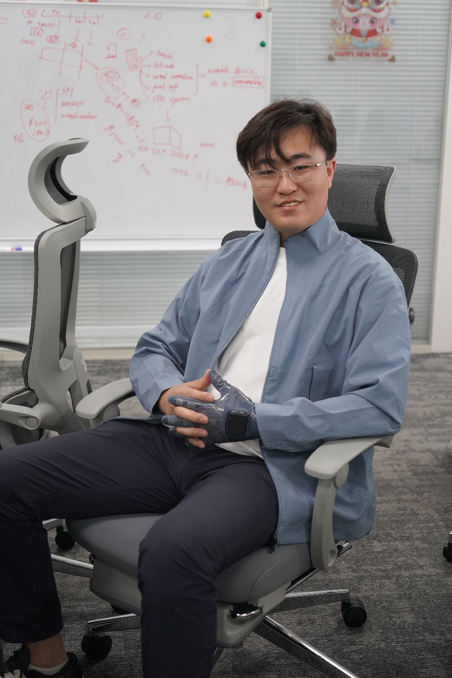 图为殷鹏在实验室 图片由殷鹏提供 