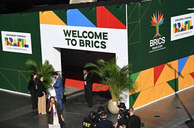 当地时间2025年7月6日，巴西里约热内卢，第17届金砖国家峰会会场，与会者聚集。 视觉中国
