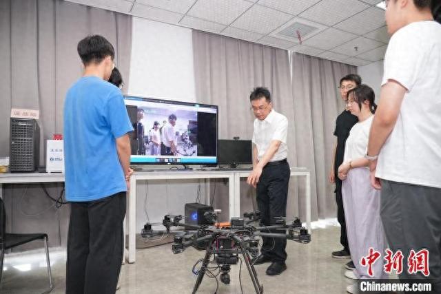 侯彪教授指导学生开展无人系统科研实践。西安电子科技大学供图