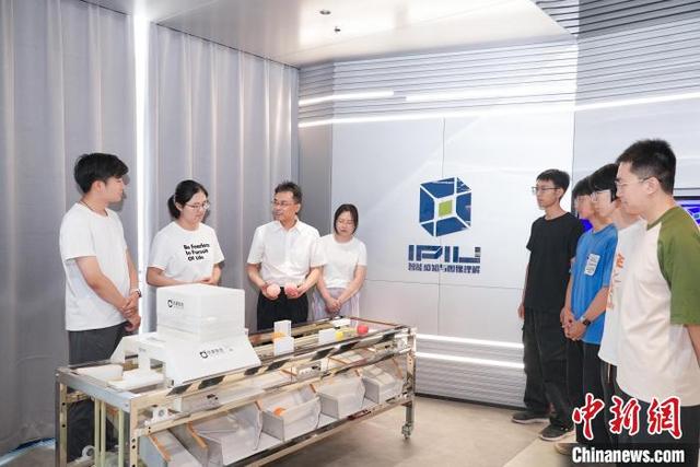 学生研制智能水果检测装备。西安电子科技大学供图