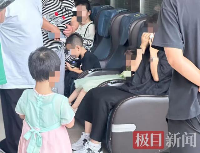 领到报告后，一名家长打电话哭诉