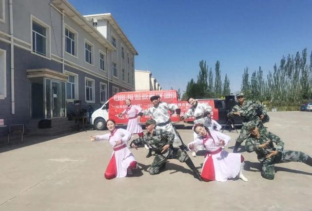 文艺演出。(阿拉善左旗退役军人事务局供图)