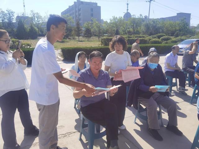 发放宣传材料。(阿拉善左旗退役军人事务局供图)