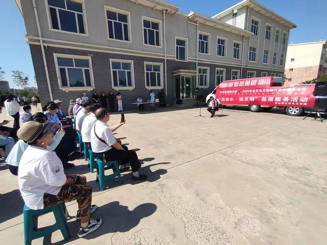 精彩节目吸引居民观看。(阿拉善左旗退役军人事务局供图)