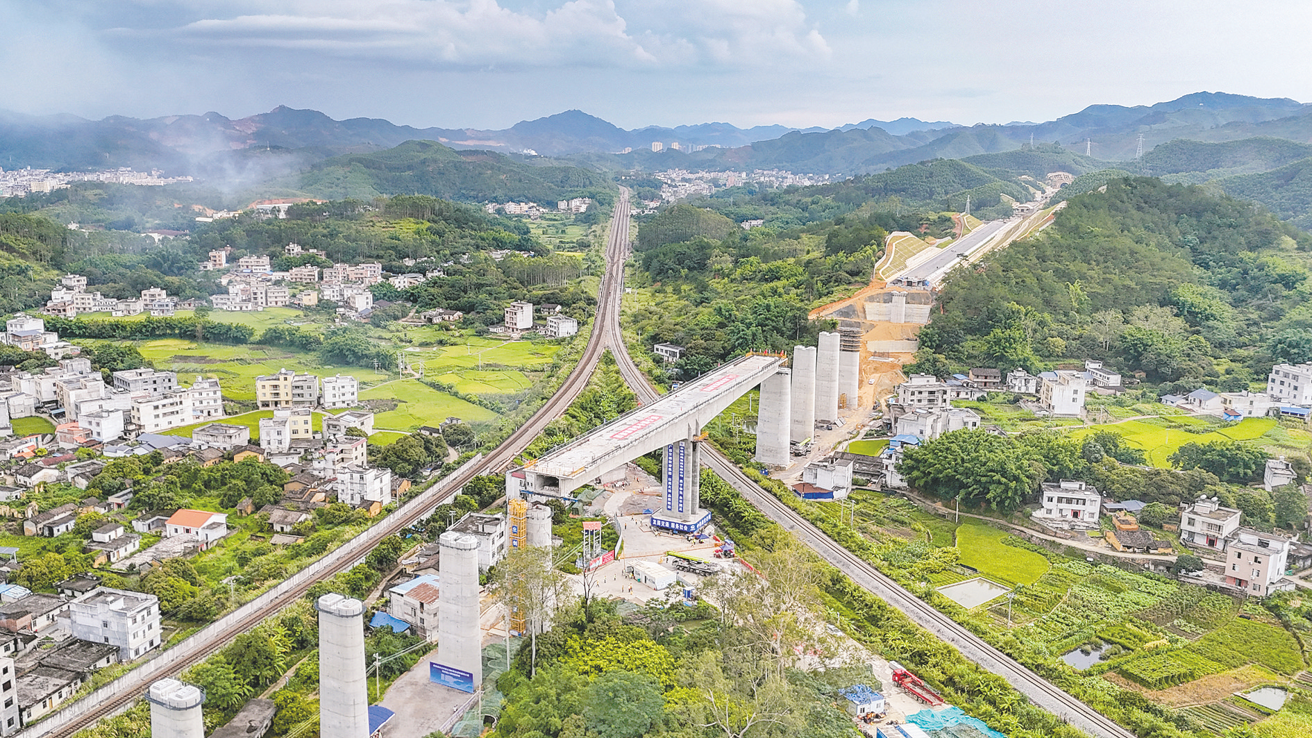 南珠高铁玉岑段全线转体工程完工