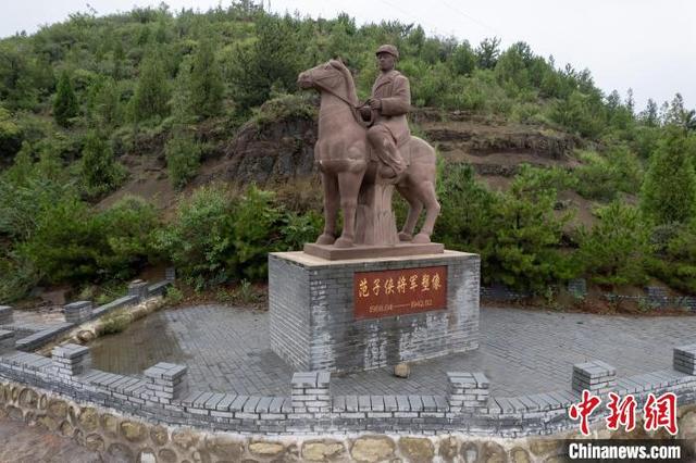 图为范子侠将军塑像.中新社记者 韦亮 摄