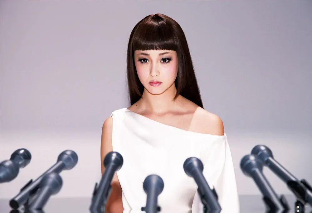 屏幕里的女孩漂亮又精致/《狼狈》剧照