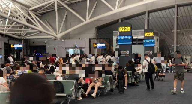 网友发布的乘客聚集在登机口的图片。
