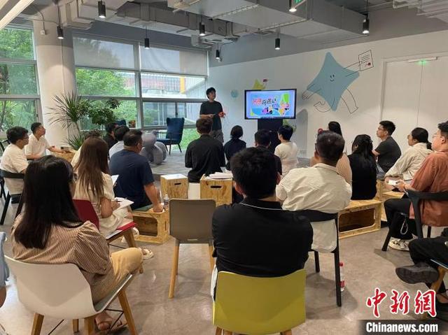 肖乔威在推介AI桌面人形机器人。 城步县委宣传部 供图