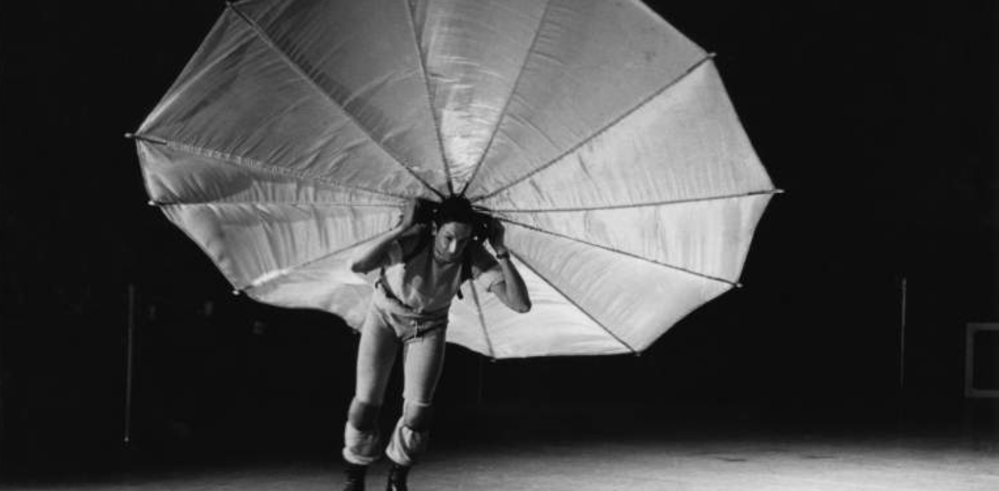 劳森伯格表演作品《鹈鹕》Pelican(1963年) 来源:劳森伯格基金会