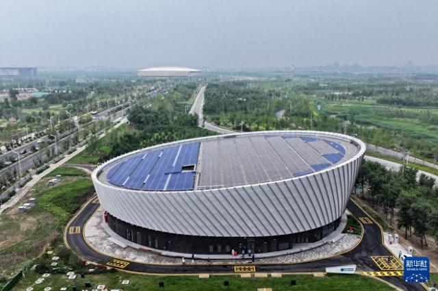 6月30日，工人在雄安新区复兴220千伏变电站工作（无人机照片）。新华社记者 杨世尧/摄