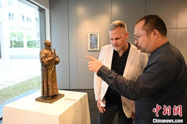 当地时间7月10日,“最美潇湘——湖湘名家书画交流展”在柏林中国文化中心开幕。图为观众观展。柏林中国文化中心 供图