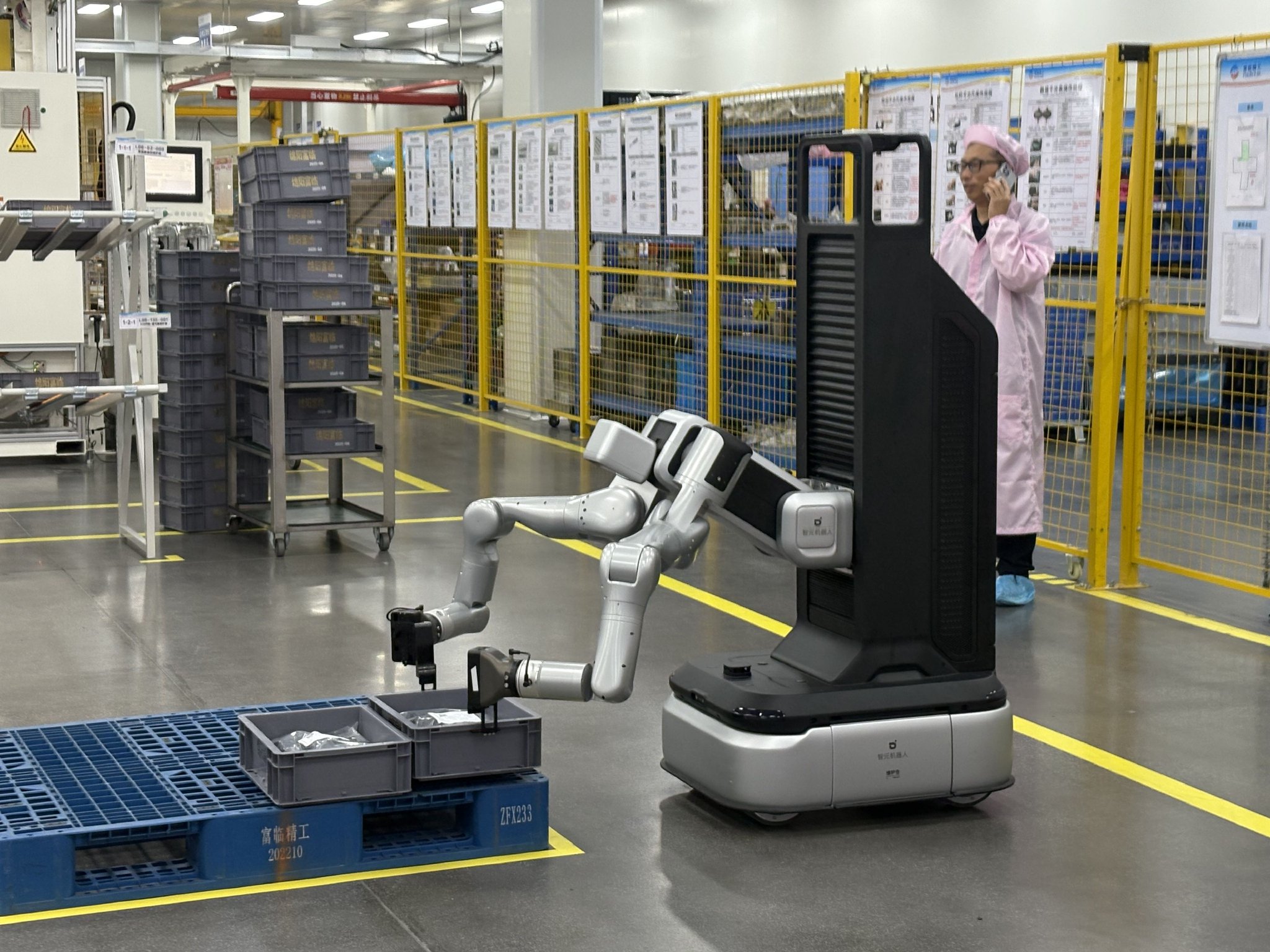 实探智元机器人落地工厂：三小时搬800箱，能否打通最后一百米？