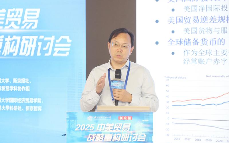 中南财经政法大学教务部部长、文澜特聘教授钱学锋在会上发言。摄/新京报记者 王贵彬