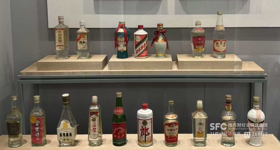 （第五届全国评酒会十七大名酒，除了茅台、宝丰、武陵酒其他都有低度产品获奖，21记者摄）