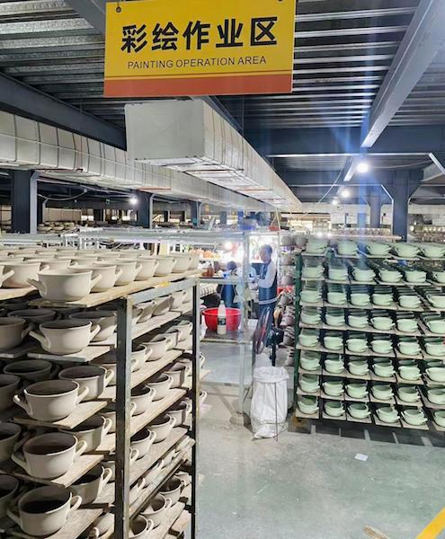 图为潮州市顺大陶瓷实业有限公司内工人在赶制产品。受访者供图