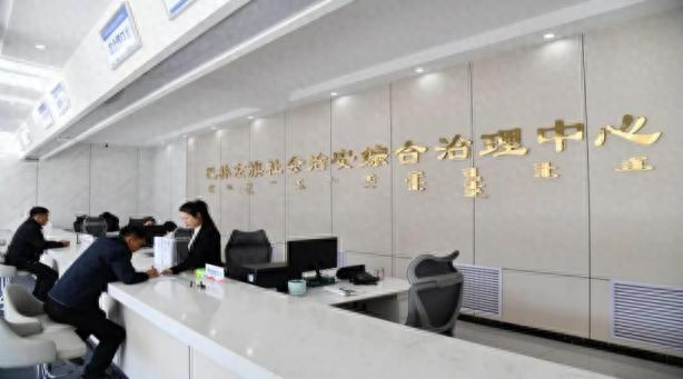 巴林左旗综治中心工作人员在为群众办理事务。（资料图）