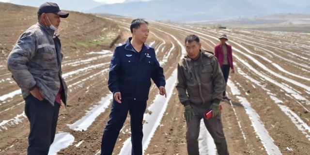 碧流台镇综治中心工作人员在帮村民解决土地纠纷。（资料图）