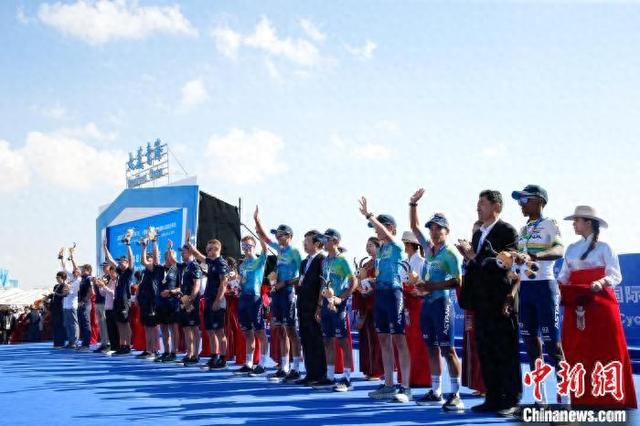 7月13日，第二十四届环大美青海国际公路自行车赛闭幕式现场，哈萨克斯坦喜德盛阿斯塔纳车队获团体总成绩第一名。 马铭言 摄