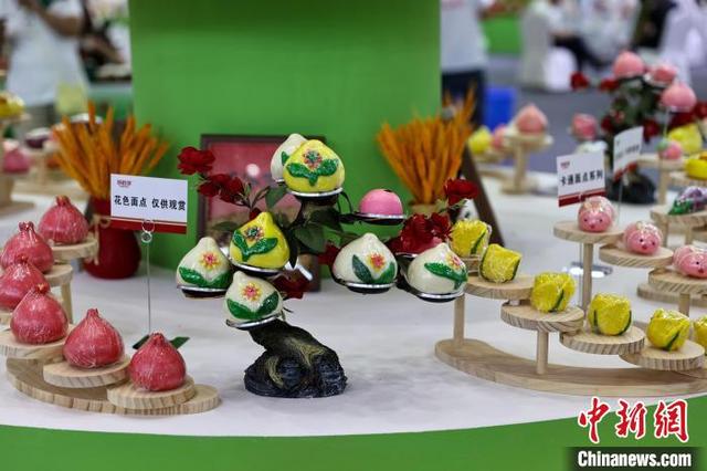 7月12日，第七届中国粮食交易大会上展出的产品。于海洋 摄