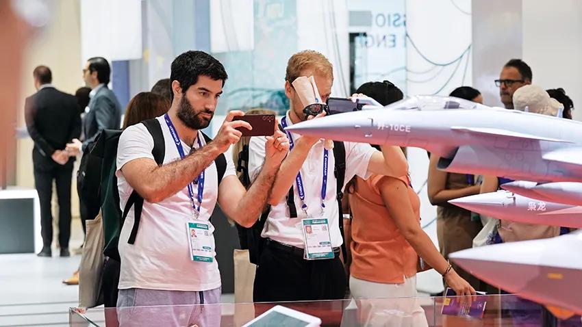 6月17日，在法国巴黎近郊举行的第55届巴黎航展上，观众参观中国航空工业集团展台 新华社发（中国航空工业集团供图）