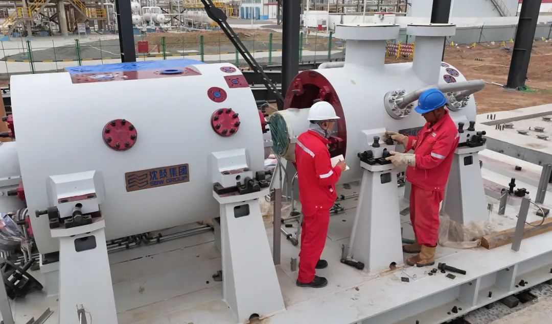 技术人员正对高压离心式压缩机进行安装调试前的测试。图片来源：塔里木油田