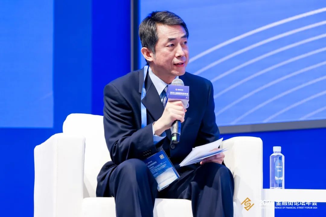 丁宇翔参加金融街论坛并主持圆桌会议