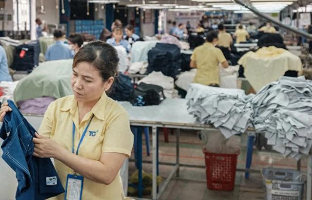 一家越南工厂内，工人正在熨烫衣服。 美媒