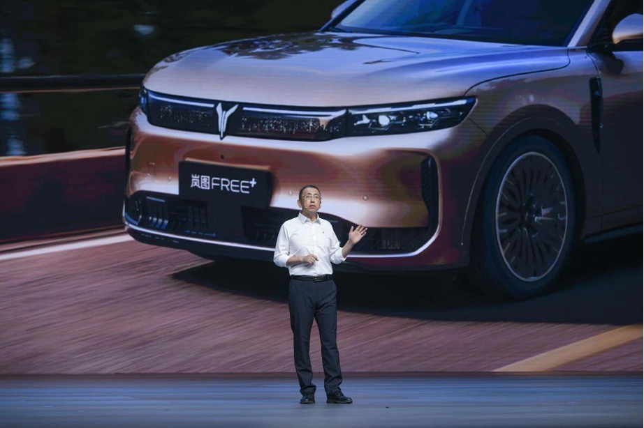 （岚图汽车CEO卢放介绍岚图FREE+产品亮点。受访者/图）