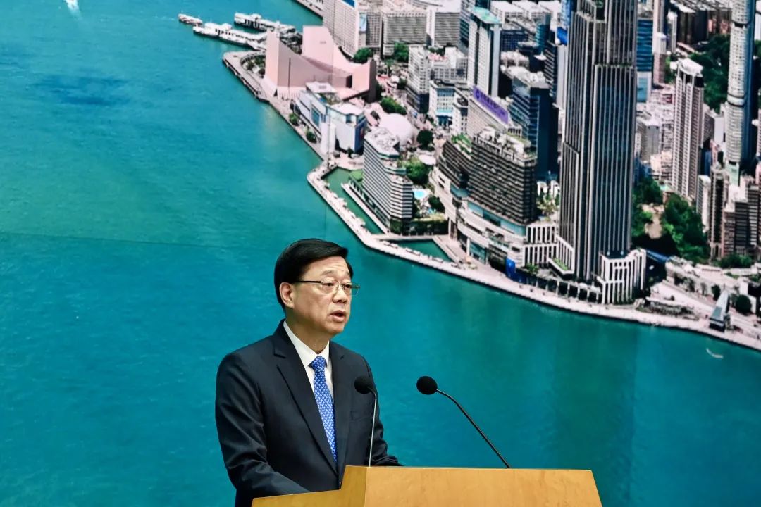 7月15日，香港特区行政长官李家超出席行政会议前会见媒体。 中新网记者 李志华 摄