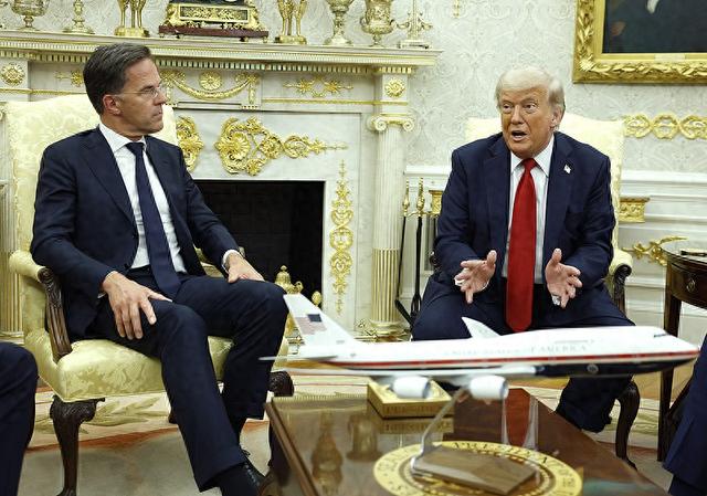  当地时间7月14日，美国总统特朗普在白宫椭圆形办公室与北约秘书长吕特举行会晤并发表讲话。 视觉中国