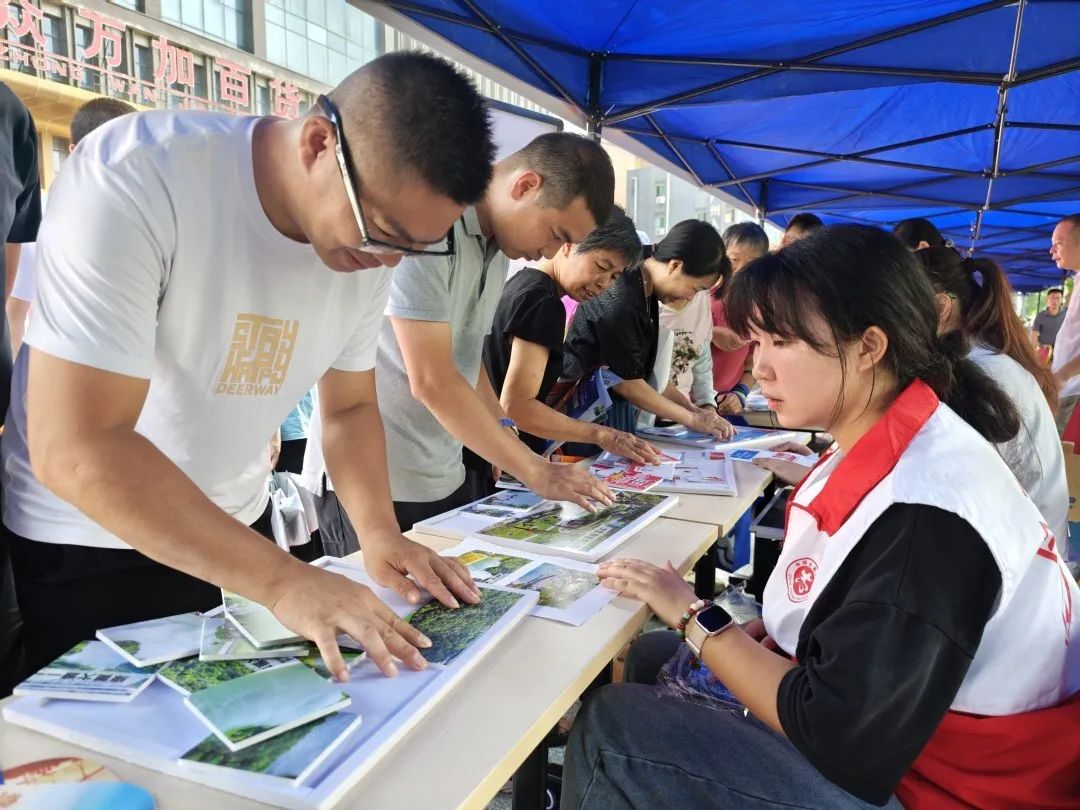 市民在集市互动